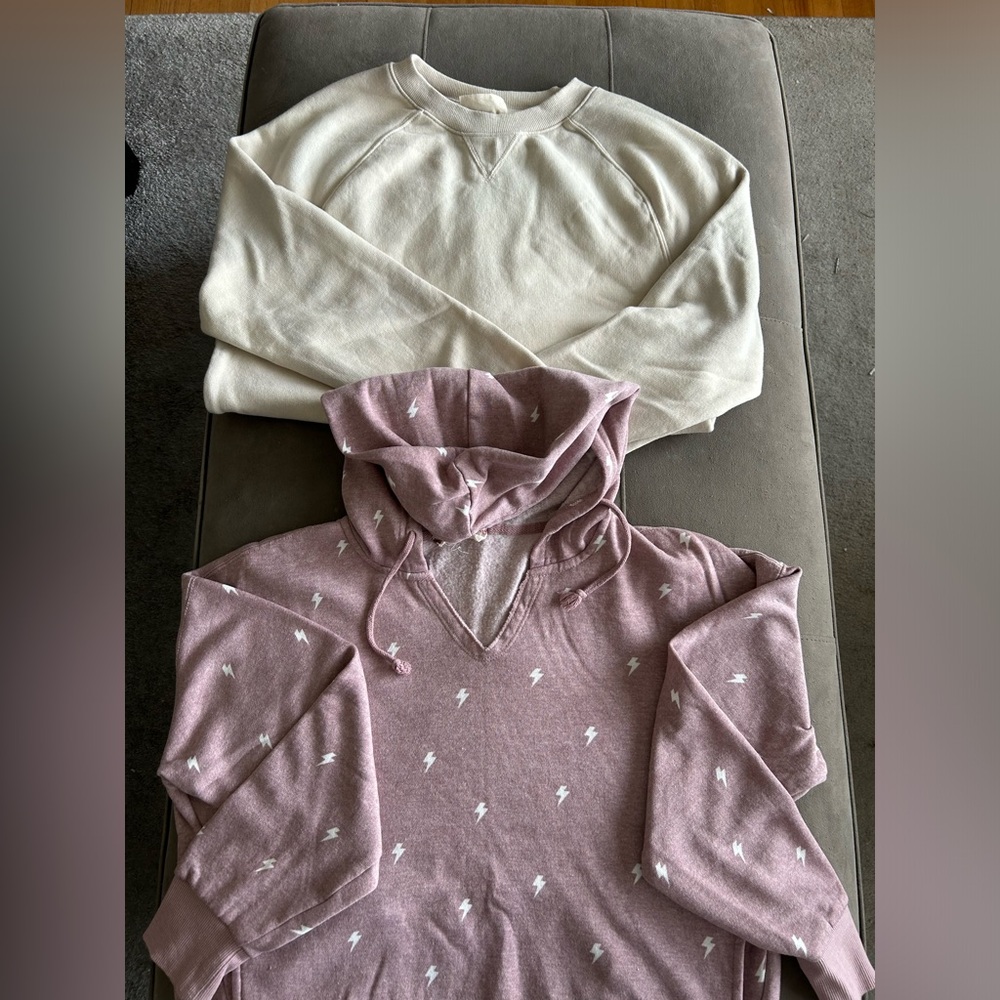 2 Sweatshirts Hippie Rose & Universal Threads Size M